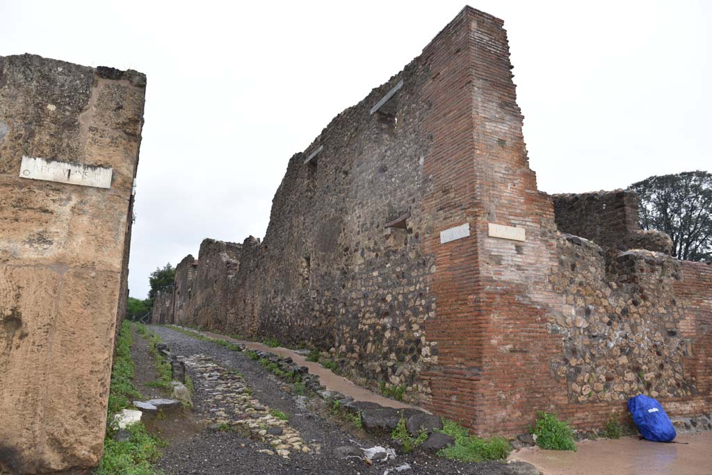 Vicolo di Lucrezio Frontone, east side, Pompeii. March 2018. 
Looking north towards south-west corner of V.4.1 at junction with Via di Nola.
Foto Annette Haug, ERC Grant 681269 DÉCOR.
