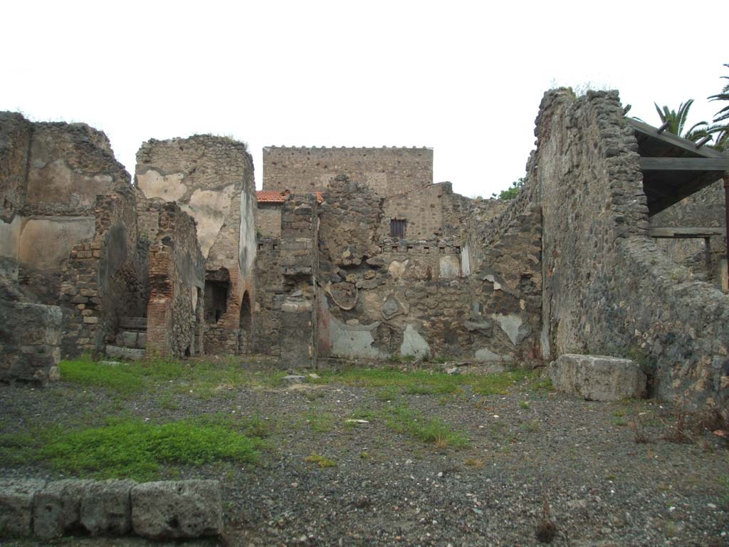 V.4.1 Pompeii. May 2005. Looking north across rooms on east side.