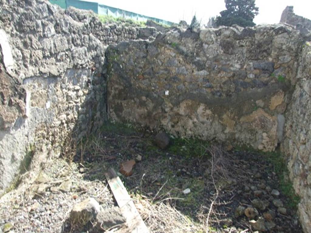 V.4.3 Pompeii.  March 2009.  Looking south into cupboard.

