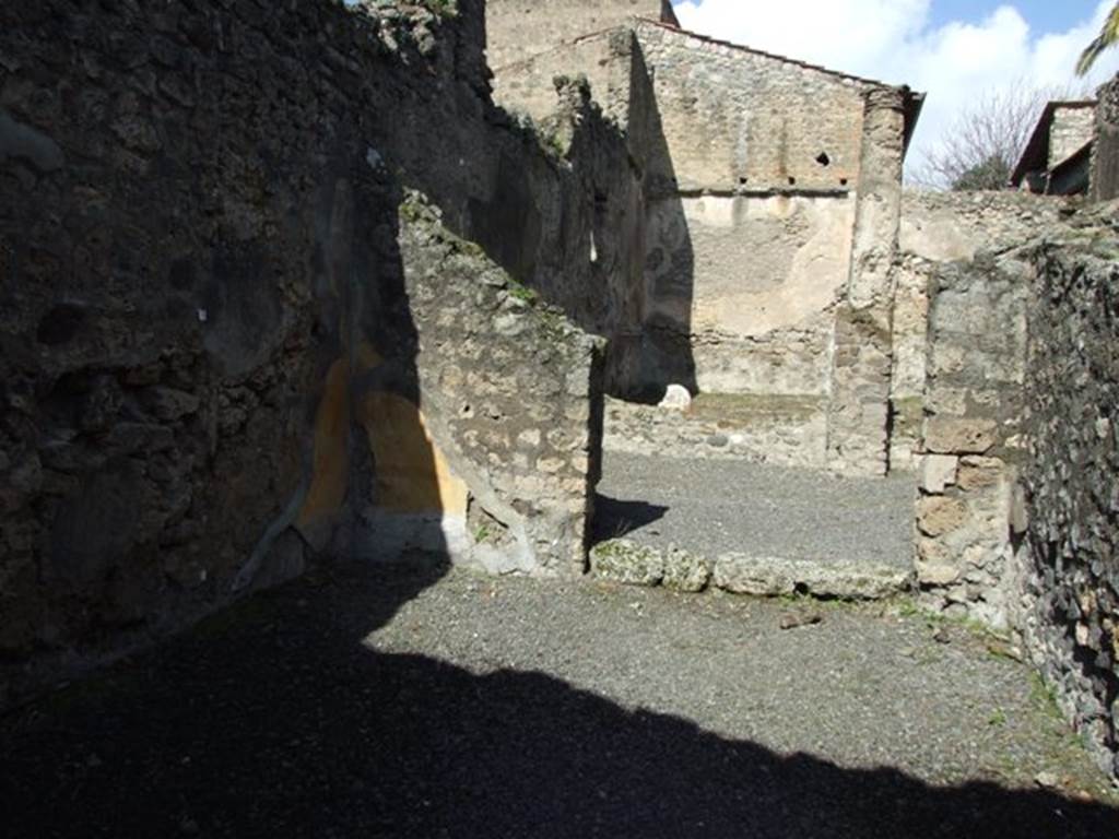 V.4.3 Pompeii. March 2009. Tablinum, looking north. According to Sogliano, this spacious room was decorated with yellow panels divided by pilasters painted with a red background.
The central panel on the east and west wall was on a white background.  In the centre of each yellow panel was a painted medallion (diam.0.23m) on a green background. Shown on these medallions were painted cupids with gladiatorial arms. See Notizie degli Scavi di Antichit, 1899, (p.343).
