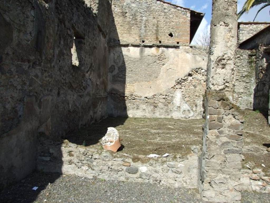 V.4.3 Pompeii.  March 2009.   Looking north into Garden area, enclosed by a small wall.