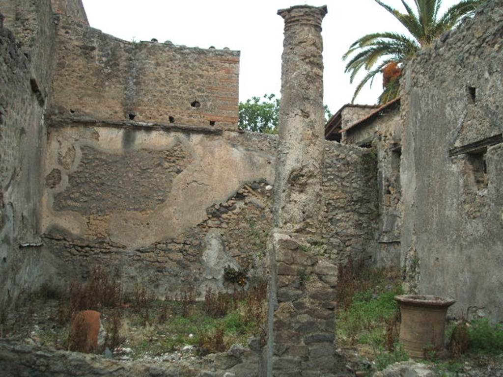 V.4.3 Pompeii. May 2005. Looking north into garden area.
According to Sogliano, found on the 1st May 1899, in the upper layer of soil near the north wall of the peristyle, were two amphorae. One showed the number CX.
The other showed an epigraph traced with carbon.
This writing can be seen in Notizie degli Scavi, 1899, (p.208) 
