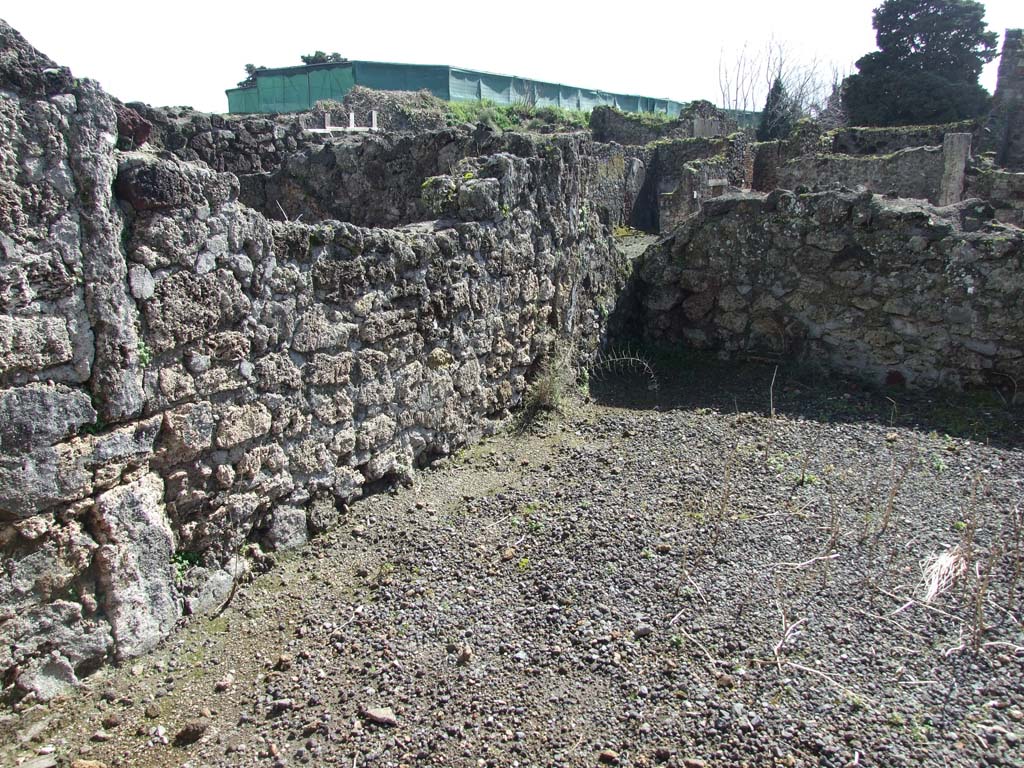 V.4.3 Pompeii. March 2009. South-east corner of oecus.