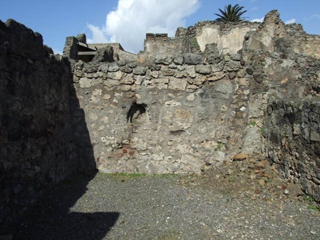 V.4.4 Pompeii. March 2009.  North wall, with niche.