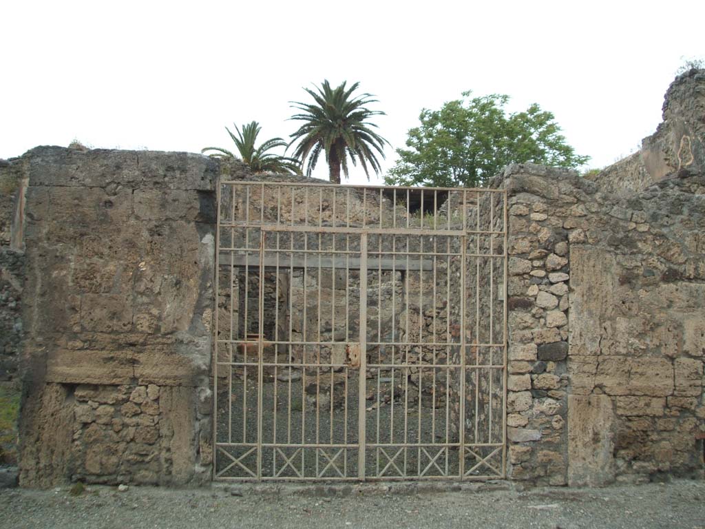 V.4.6 Pompeii. May 2005. Entrance.