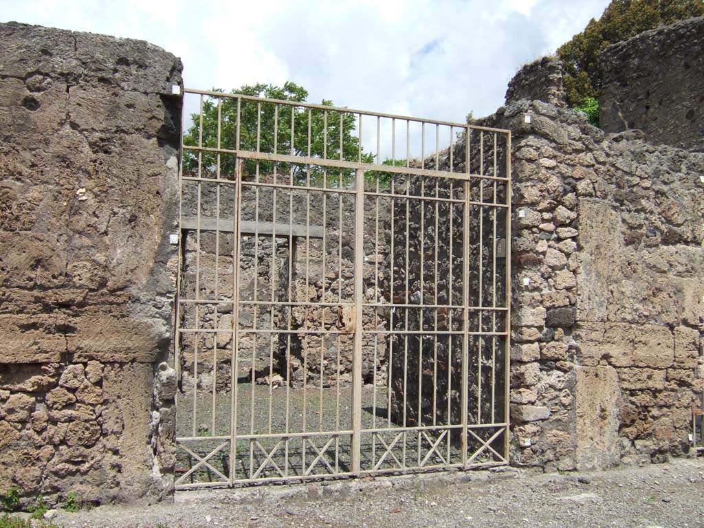 V.4.6 Pompeii. May 2006. Entrance on Via di Nola. Looking north.