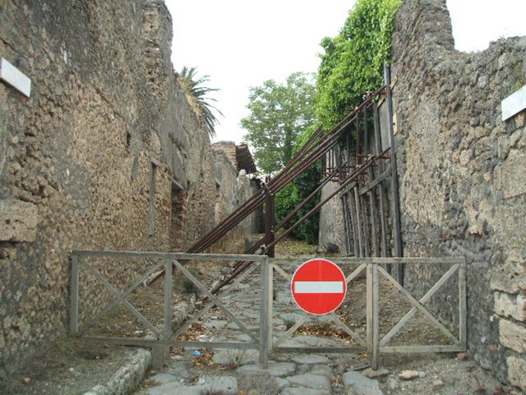 V.4.7/8 Pompeii, on left. May 2005. Vicolo dei Gladiatori, looking north. V.5, on right.  