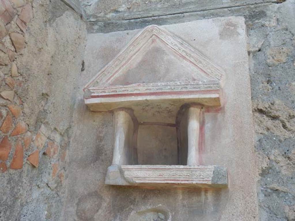 V.4.9 Pompeii. May 2017. Lararium niche on north wall of atrium. Photo courtesy of Buzz Ferebee.

