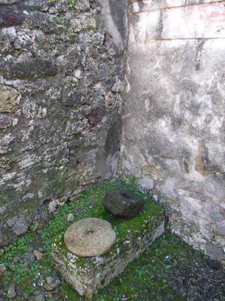 V.4.9 Pompeii.  March 2009.  Masonry podium in south east corner of small room.