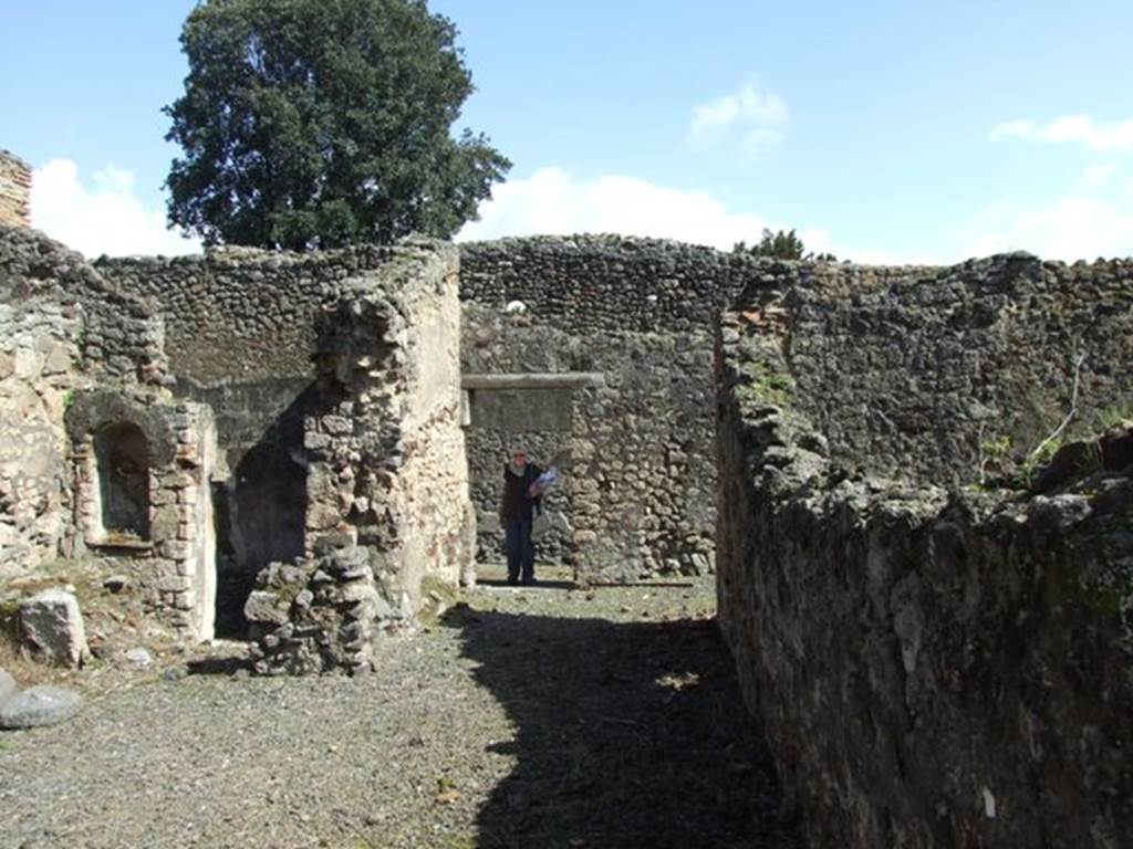 V.4.9 Pompeii. March 2009. Looking east to entrance, along the south wall of the atrium.