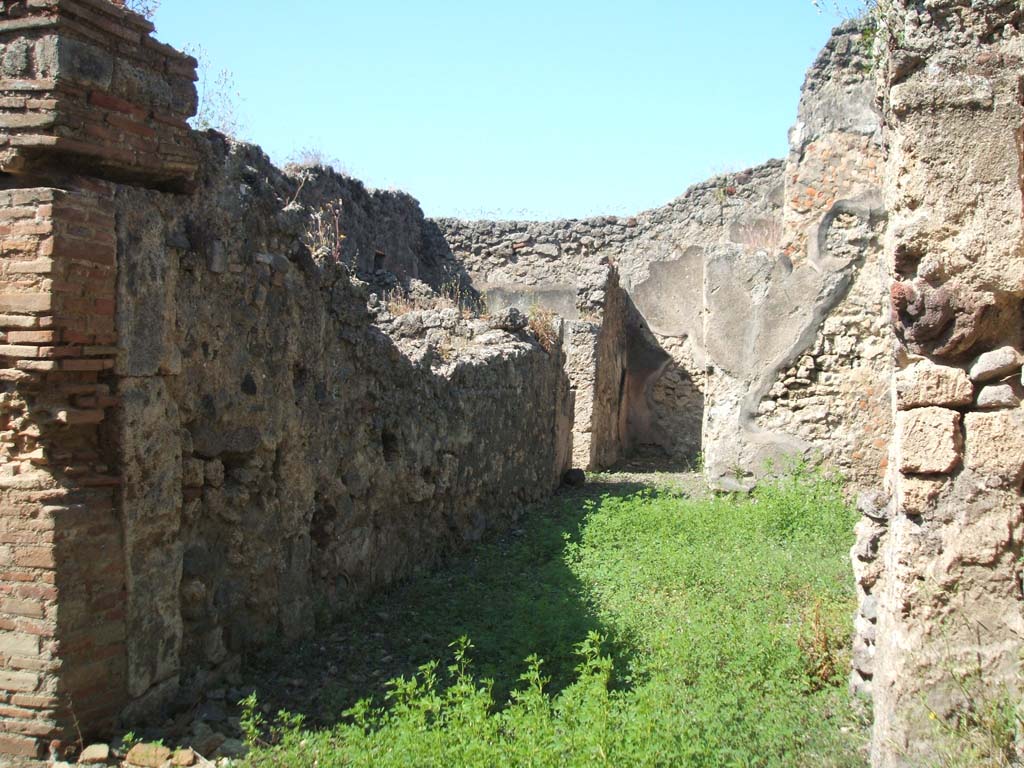 V.4.9 Pompeii. May 2005. Looking west along south side of atrium.