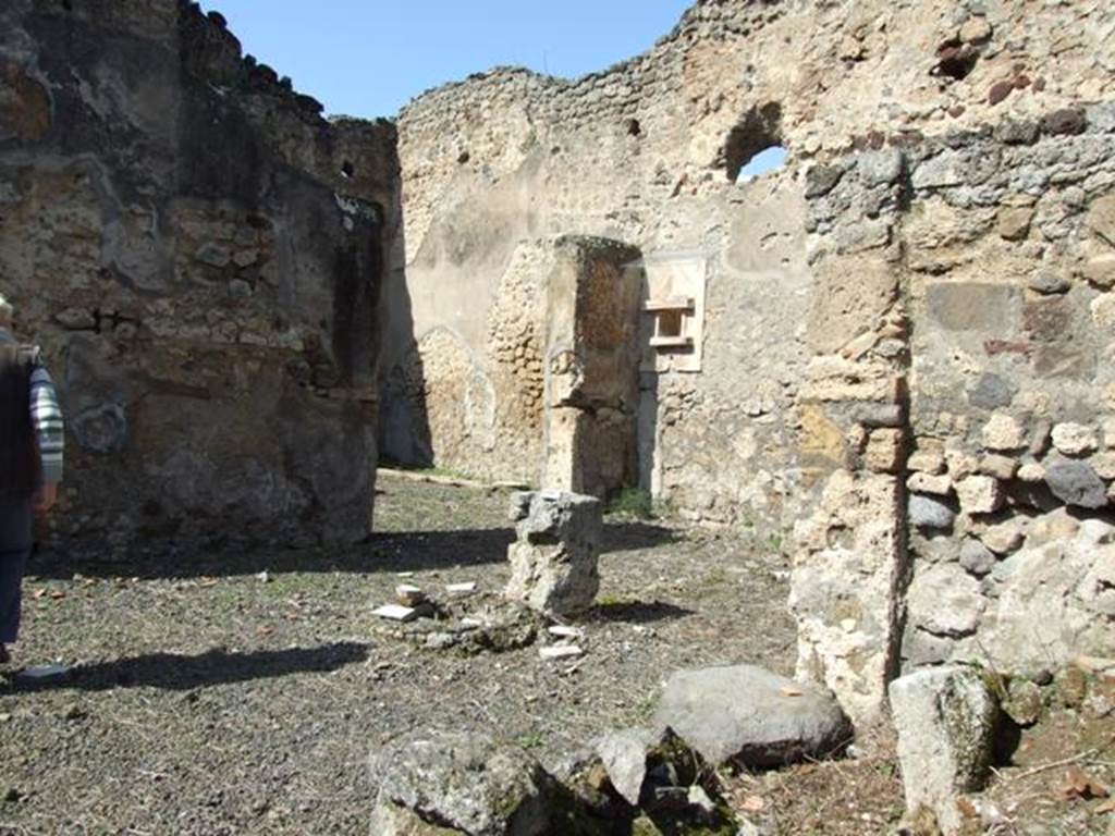 V.4.9 Pompeii.  March 2009.   Looking north west across atrium.