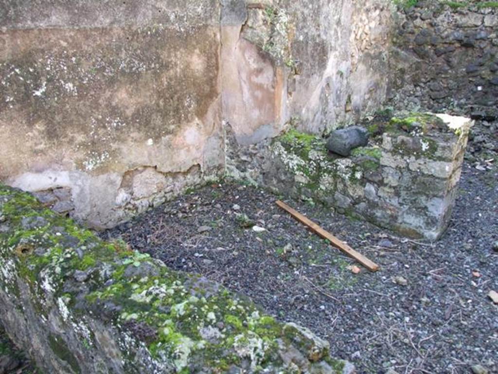 V.4.10 Pompeii.    March 2009. Small open room on south side.