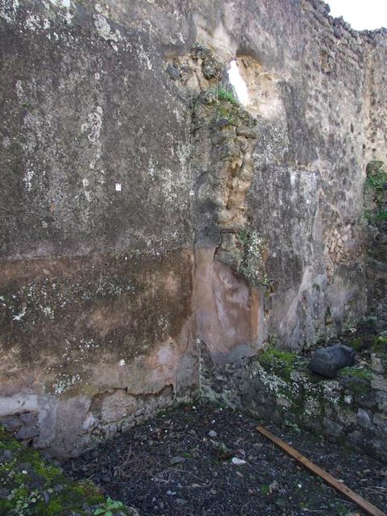 V.4.10 Pompeii.    March 2009.  South west corner of small open room on south side.