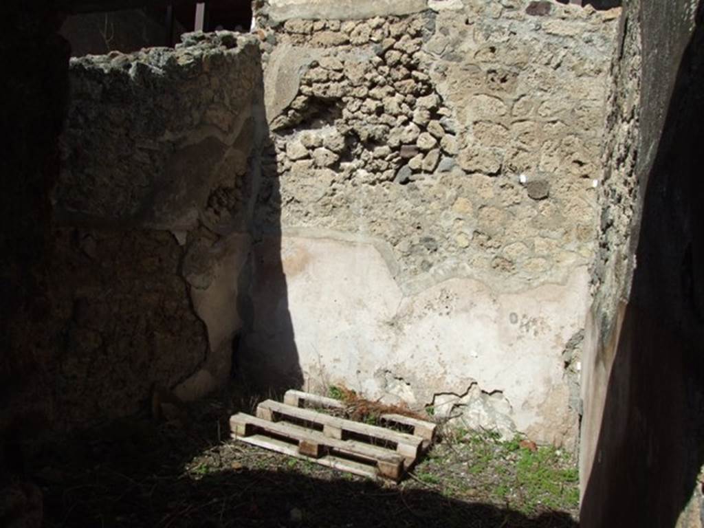 V.4.10 Pompeii. March 2009. Looking towards north wall of middle room.