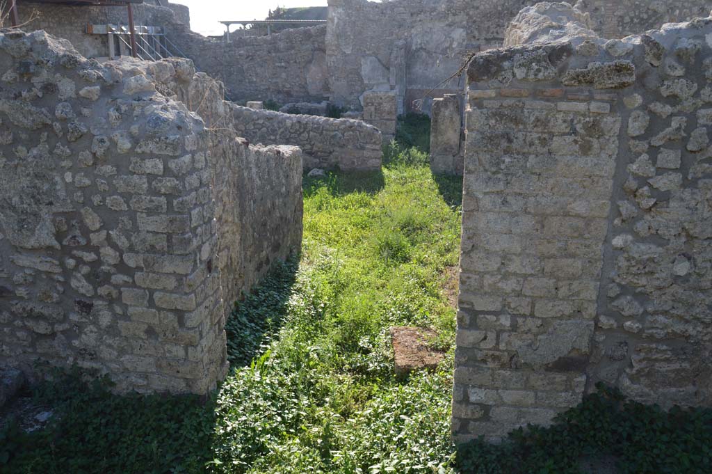 V.4.13 Pompeii. October 2017. Looking west from entrance doorway.
Foto Taylor Lauritsen, ERC Grant 681269 DÉCOR.
