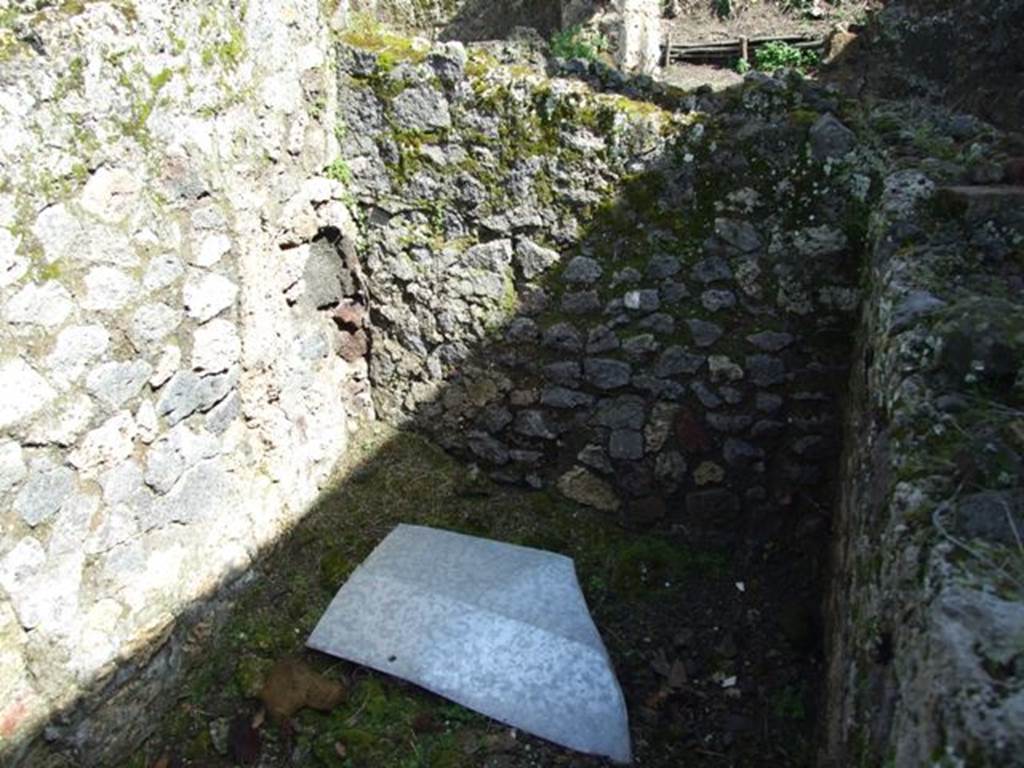 V.4.13 Pompeii.  March 2009.  Anteroom leading to Triclinium.  Looking east.