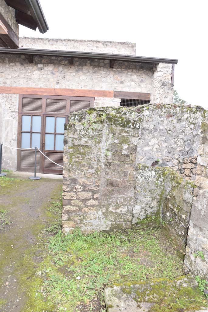 V.4.a Pompeii. March 2018. Room ‘p’, looking west towards exterior of east wall at doorway.
Foto Annette Haug, ERC Grant 681269 DÉCOR.

