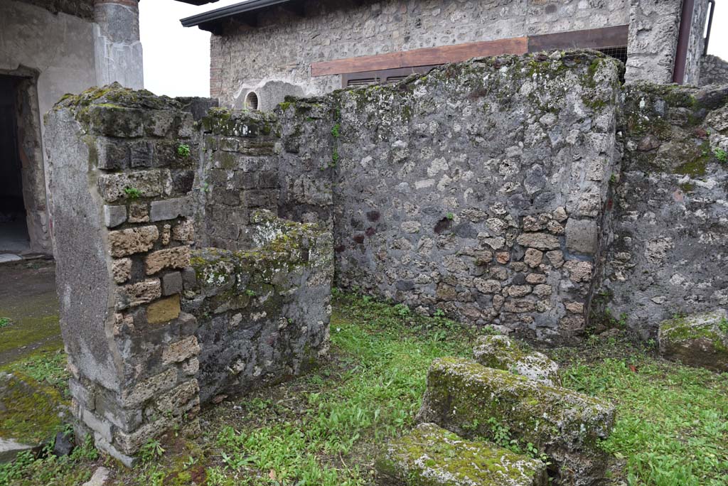 V.4.a Pompeii. March 2018. Room ‘p’, looking south-west through doorway from garden area.
Foto Annette Haug, ERC Grant 681269 DÉCOR.
