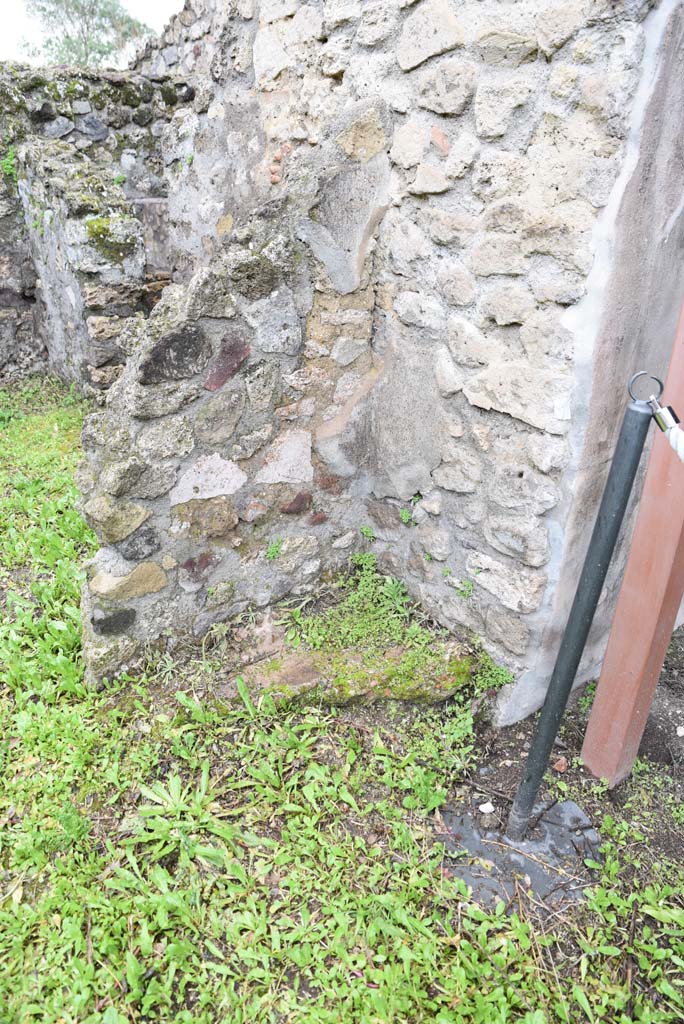 V.4.a Pompeii. March 2018. Room ‘p’, remaining flooring at base of wall.
Foto Annette Haug, ERC Grant 681269 DÉCOR.

