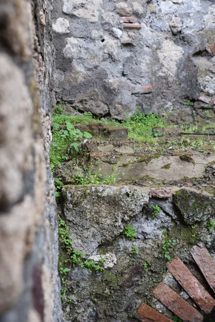 V.4.a Pompeii. March 2018. Room ‘q’, detail from above hearth in north-west corner.
Foto Annette Haug, ERC Grant 681269 DÉCOR.
