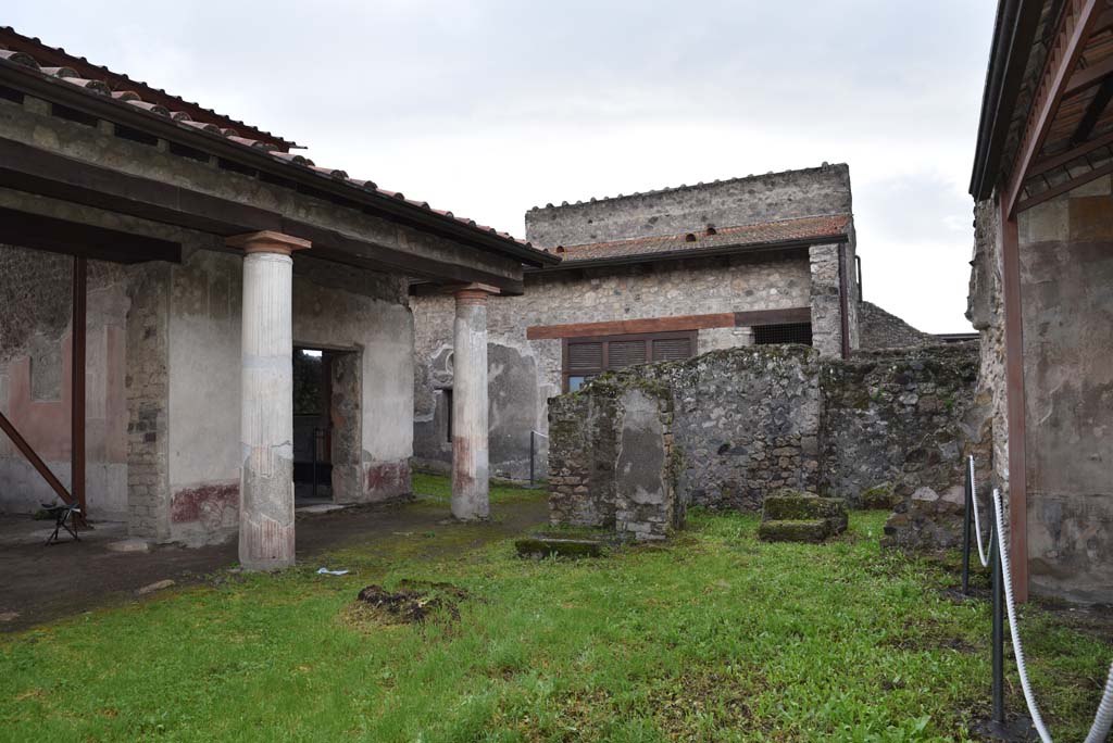 V.4.a Pompeii. March 2018. Room ‘l’ (L), looking west across garden.      
Foto Annette Haug, ERC Grant 681269 DÉCOR
