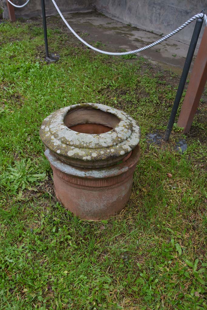 V.4.a Pompeii. March 2018. Room ‘l’ (L), terracotta puteal in garden area.     
Foto Annette Haug, ERC Grant 681269 DÉCOR
