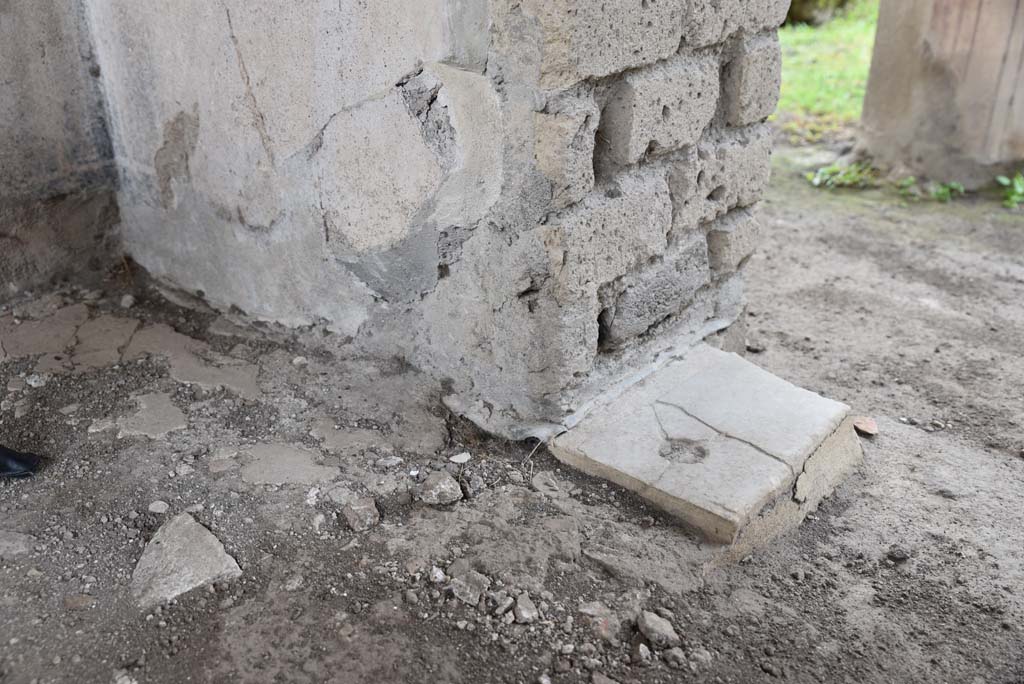 V.4.a Pompeii. March 2018. Room t, looking north from interior of exedra, towards west side (right), of doorway to portico.
Foto Annette Haug, ERC Grant 681269 DÉCOR.
