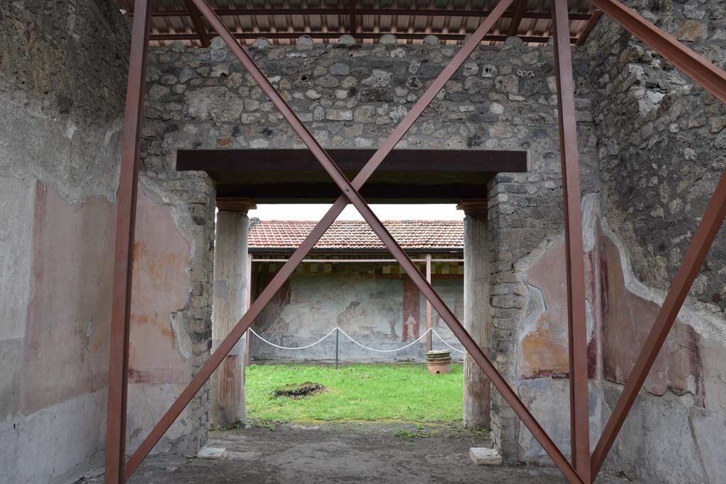 V.4.a Pompeii. March 2018. Room ‘t’, looking north towards doorway and across portico to garden area.
Foto Annette Haug, ERC Grant 681269 DÉCOR.

