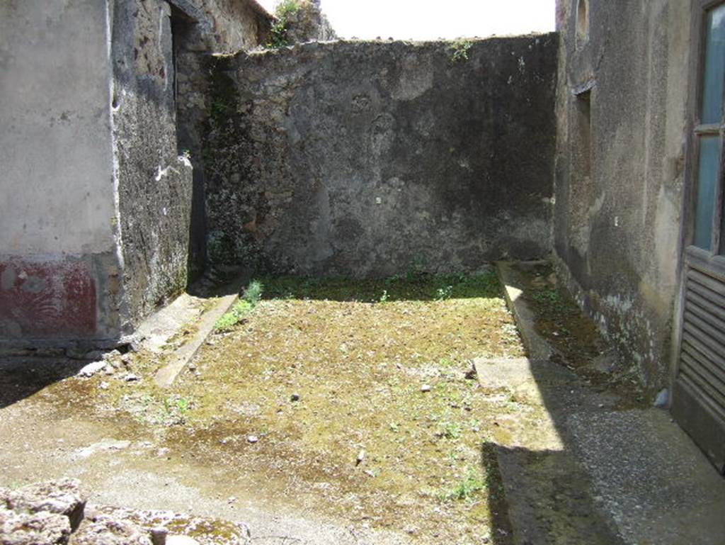 V.4.a Pompeii. May 2006. Looking south across site of the original small garden south-east of the tablinum. See Jashemski, W. F., 1993. The Gardens of Pompeii, Volume II: Appendices. New York: Caratzas. (p. 116).