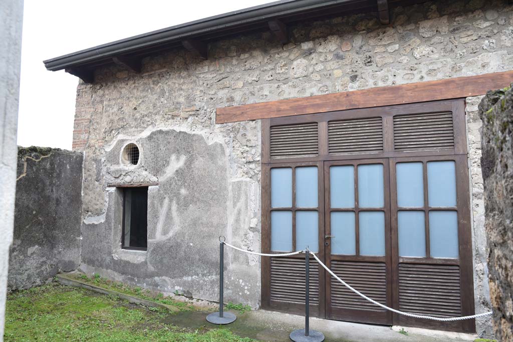 V.4.a Pompeii. March 2018. 
Room ‘m’, looking towards west wall of small garden area, with window from cubiculum ‘i’, and doorway from tablinum ‘h’.
Foto Annette Haug, ERC Grant 681269 DÉCOR.
