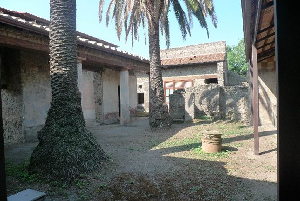 V.4.a Pompeii. July 2010. Looking west across peristyle garden. Photo courtesy of Michael Binns.