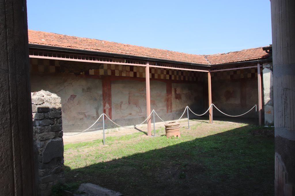 V.4.a Pompeii. October 2023. Room ‘l’ (L), looking north-east across garden area, from garden area ‘m’. Photo courtesy of Klaus Heese.