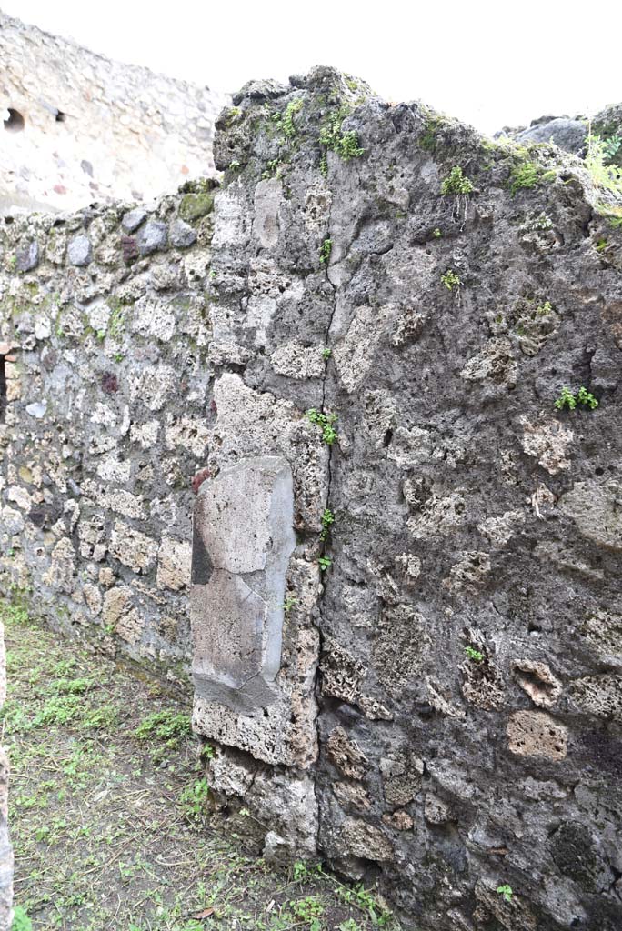 V.4.a Pompeii. March 2018. Room ‘n’, looking north-east towards side of doorway.
Foto Annette Haug, ERC Grant 681269 DÉCOR.
