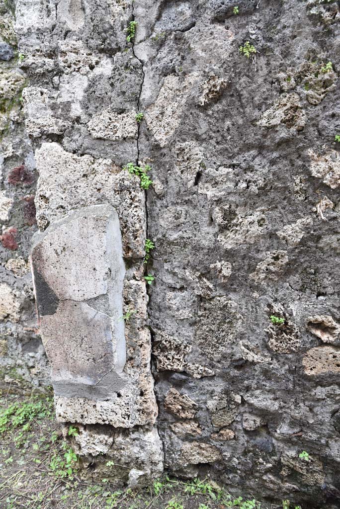 V.4.a Pompeii. March 2018. Room ‘n’, east side of doorway with stucco.
Foto Annette Haug, ERC Grant 681269 DÉCOR.

