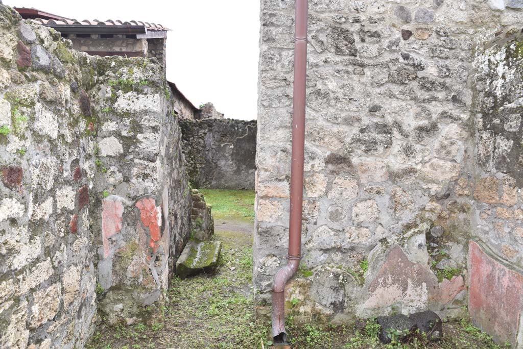 V.4.a Pompeii. March 2018. Room ‘n’, looking towards south wall with doorway.
Foto Annette Haug, ERC Grant 681269 DÉCOR.
