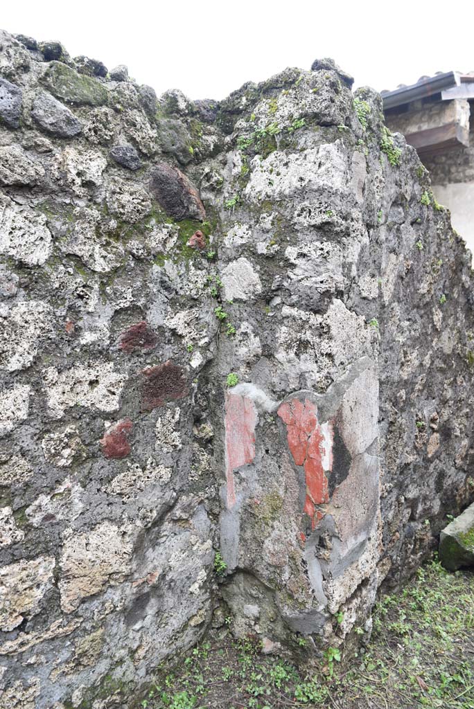 V.4.a Pompeii. March 2018. Room ‘n’, south-east corner, with pilaster on east side of doorway.
Foto Annette Haug, ERC Grant 681269 DÉCOR.
