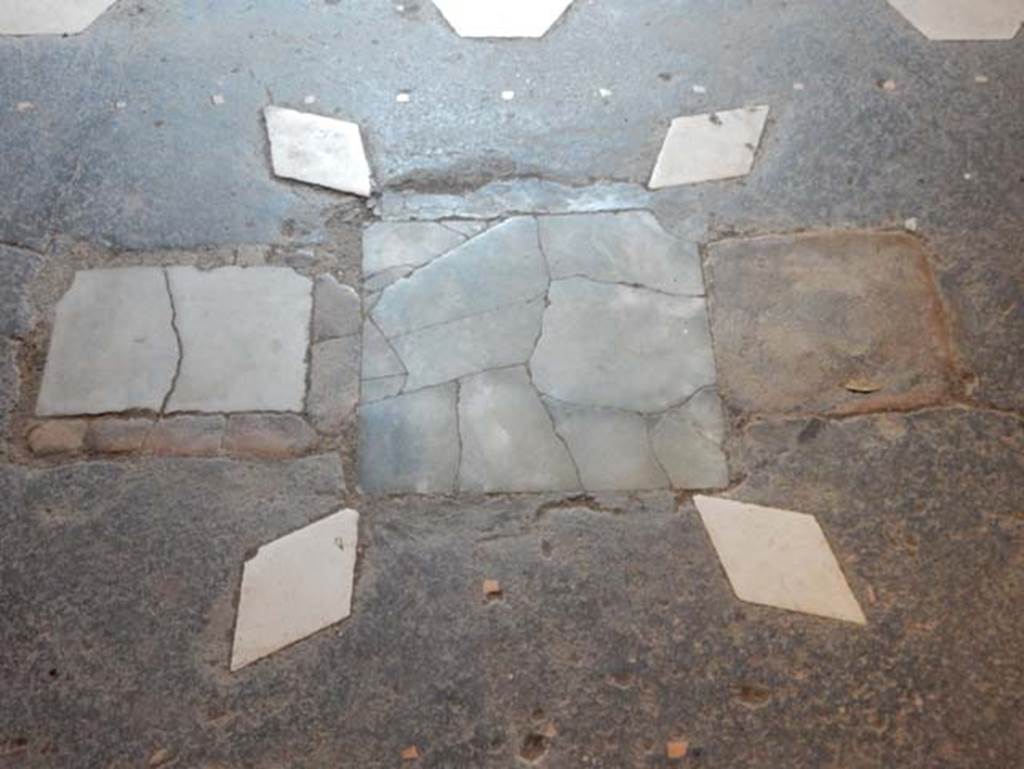 V.4.a Pompeii. May 2015. Detail of floor in cubiculum to right of tablinum.
Photo courtesy of Buzz Ferebee.
