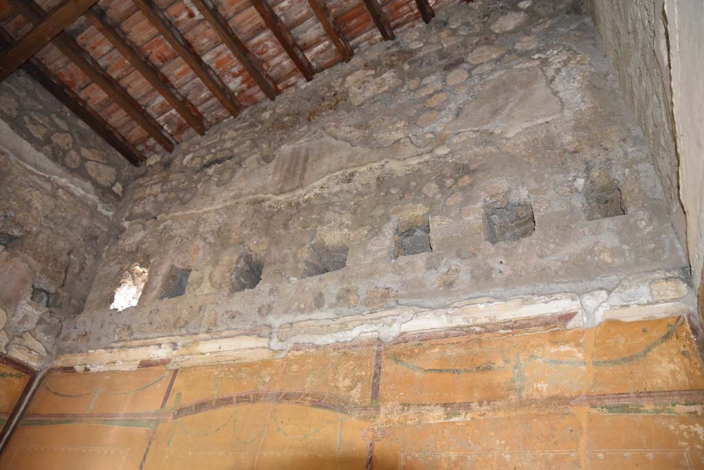 V.4.a Pompeii. March 2018. Room ‘i’, looking east along upper south wall.   
Foto Annette Haug, ERC Grant 681269 DÉCOR.
