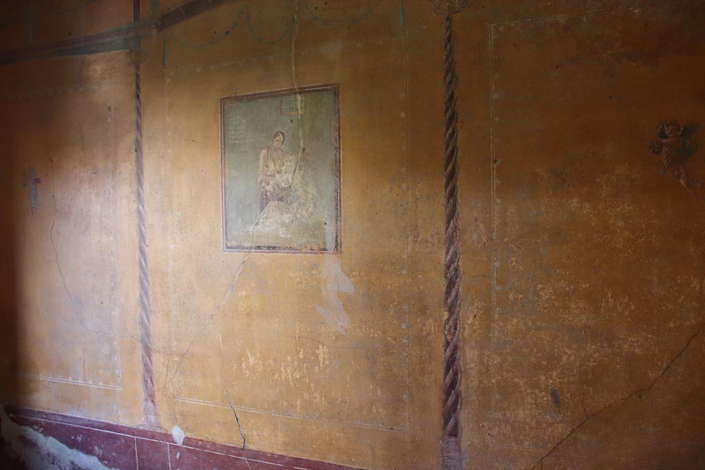 V.4.a Pompeii. October 2024. Room ‘i’, looking east along south wall of cubiculum. Photo courtesy of Klaus Heese.