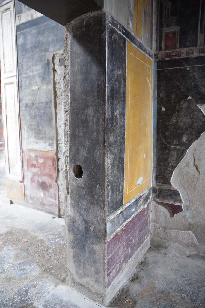 V.4.a Pompeii. March 2018. Room ‘g’, looking towards north wall in north-east corner.
Foto Annette Haug, ERC Grant 681269 DÉCOR.
