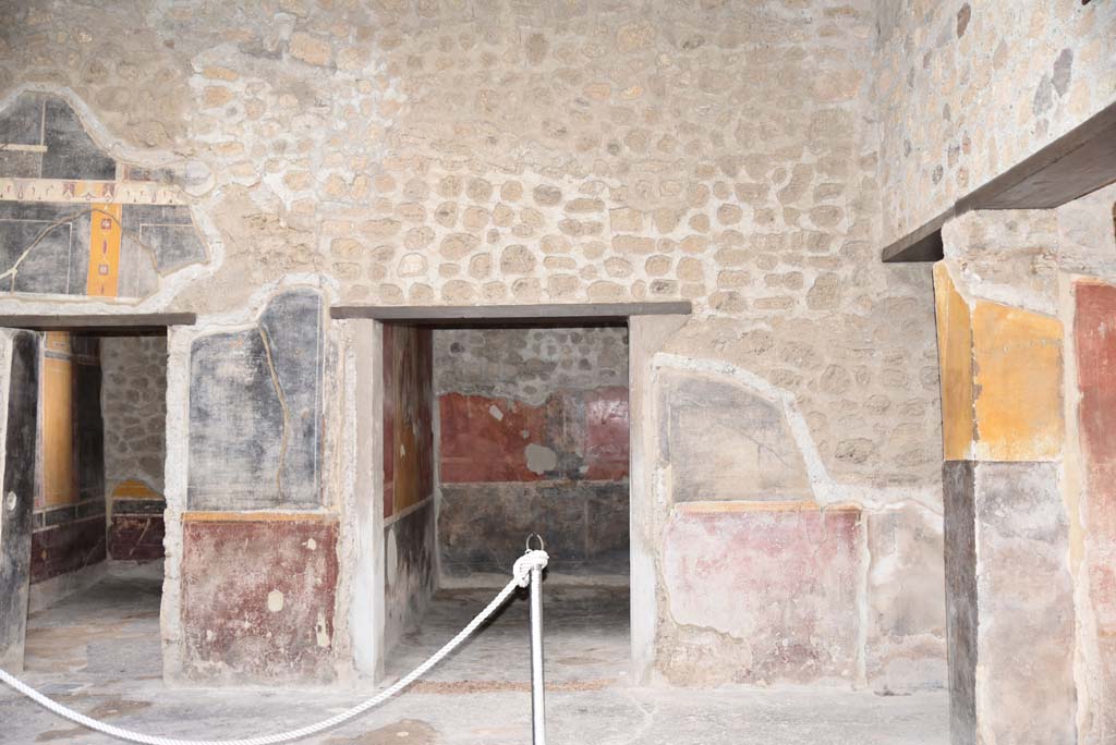 V.4.a Pompeii. March 2018. Room ‘b’, south wall of atrium in south-west corner with doorway to room ‘f’, in centre.
Foto Annette Haug, ERC Grant 681269 DÉCOR.

