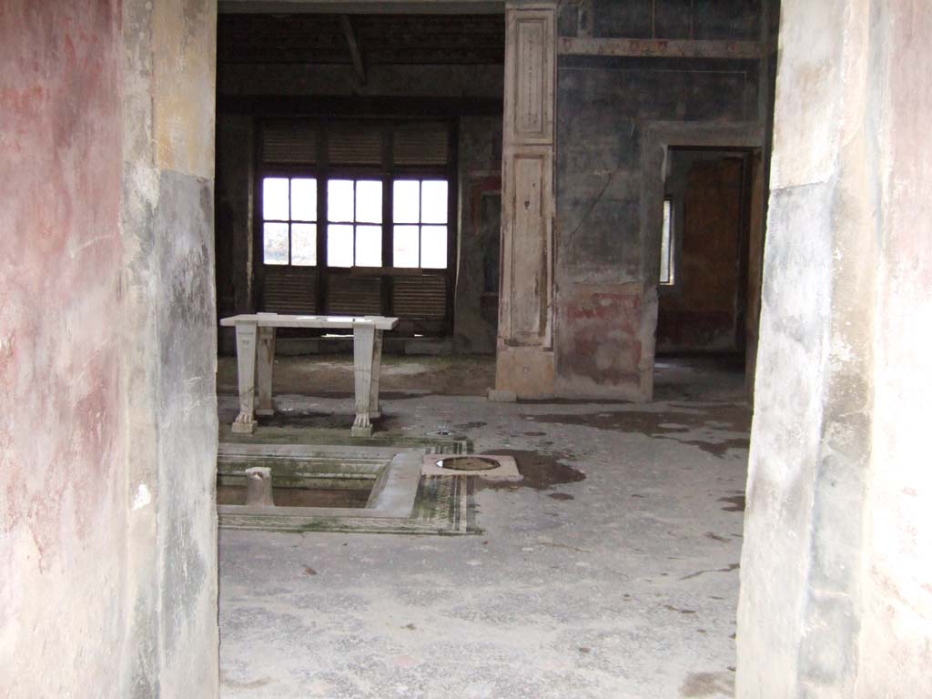 V.4.a Pompeii. December 2005. Looking east across atrium from entrance corridor.