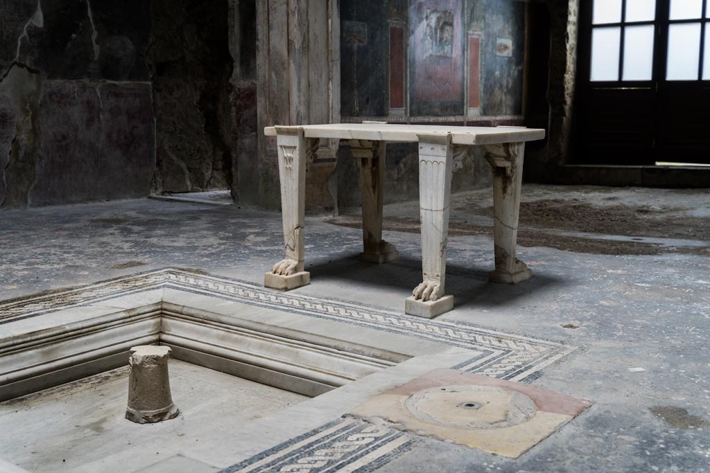 V.4.a Pompeii. March 2023. Atrium “b”, looking north-east across impluvium towards marble table. Photo courtesy of Johannes Eber.