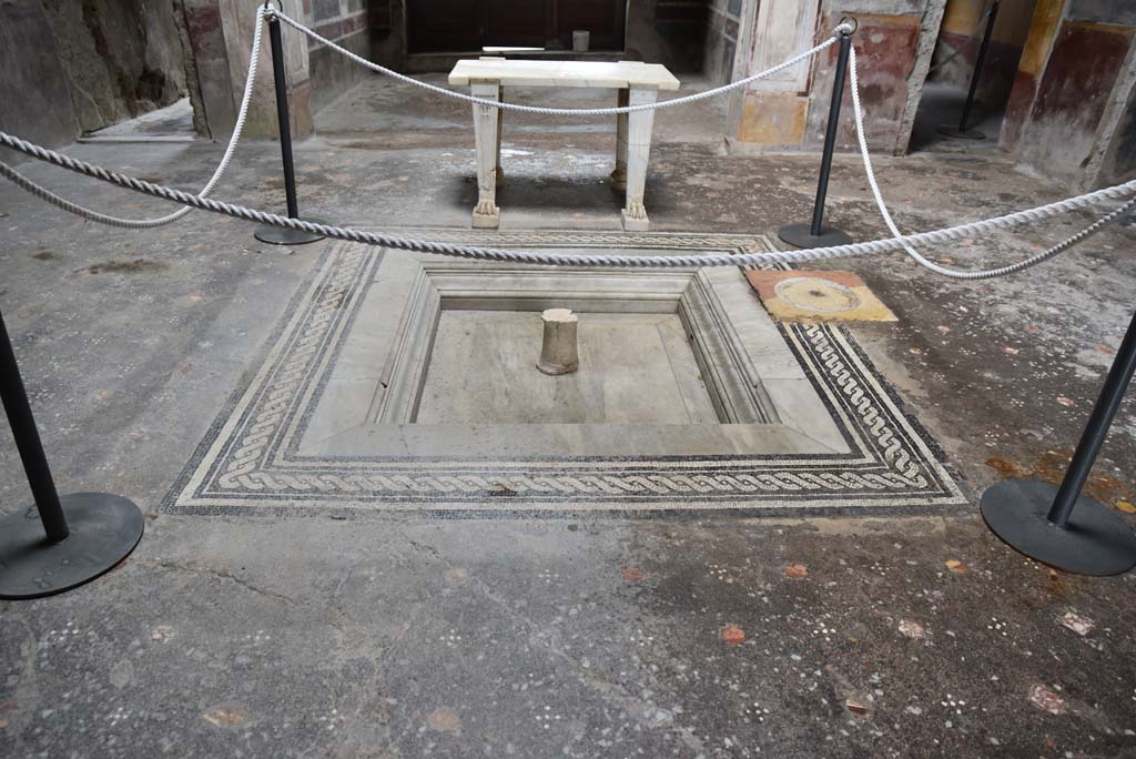 V.4.a Pompeii. March 2018. Room ‘b’, looking east across impluvium in atrium.
Foto Annette Haug, ERC Grant 681269 DÉCOR.
