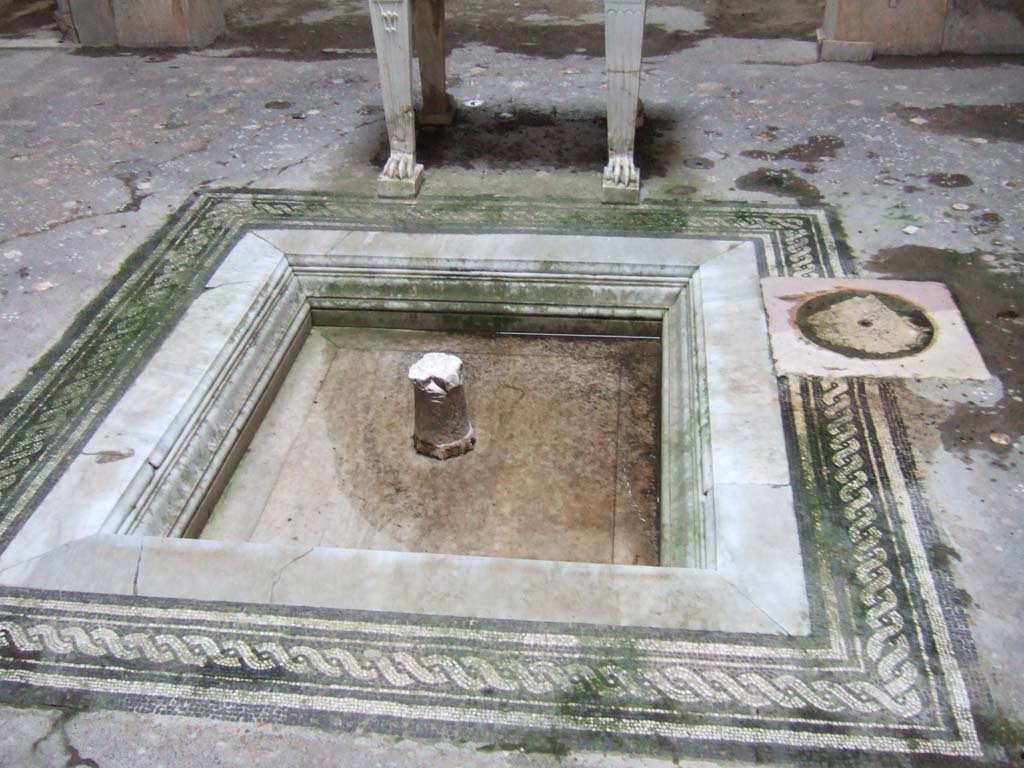 V.4.a Pompeii. December 2005. Atrium looking east across marble impluvium with mosaic border.