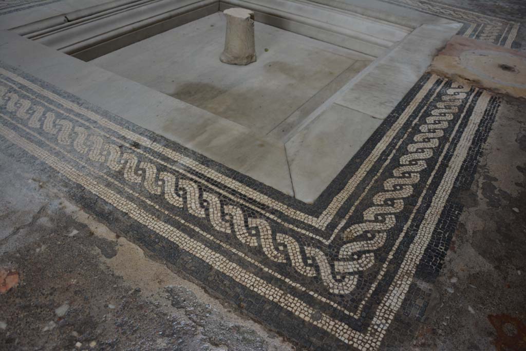 V.4.a Pompeii. March 2018. Room ‘b’, looking north-east across impluvium in atrium.
Foto Annette Haug, ERC Grant 681269 DÉCOR.
