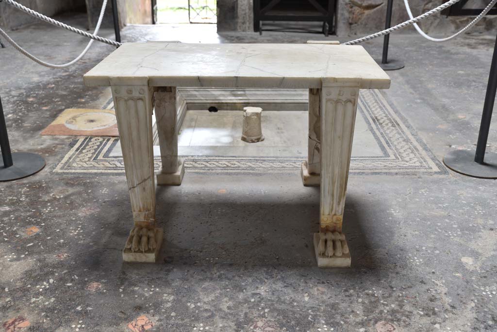 V.4.a Pompeii. March 2018. Looking west towards marble table in atrium. 
Foto Annette Haug, ERC Grant 681269 DÉCOR.
