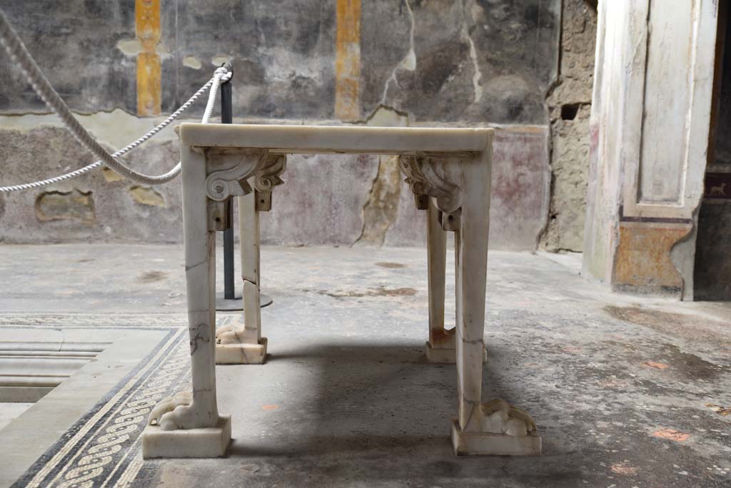 V.4.a Pompeii. March 2018. Room ‘b’, looking north towards marble table in atrium.
Foto Annette Haug, ERC Grant 681269 DÉCOR.
