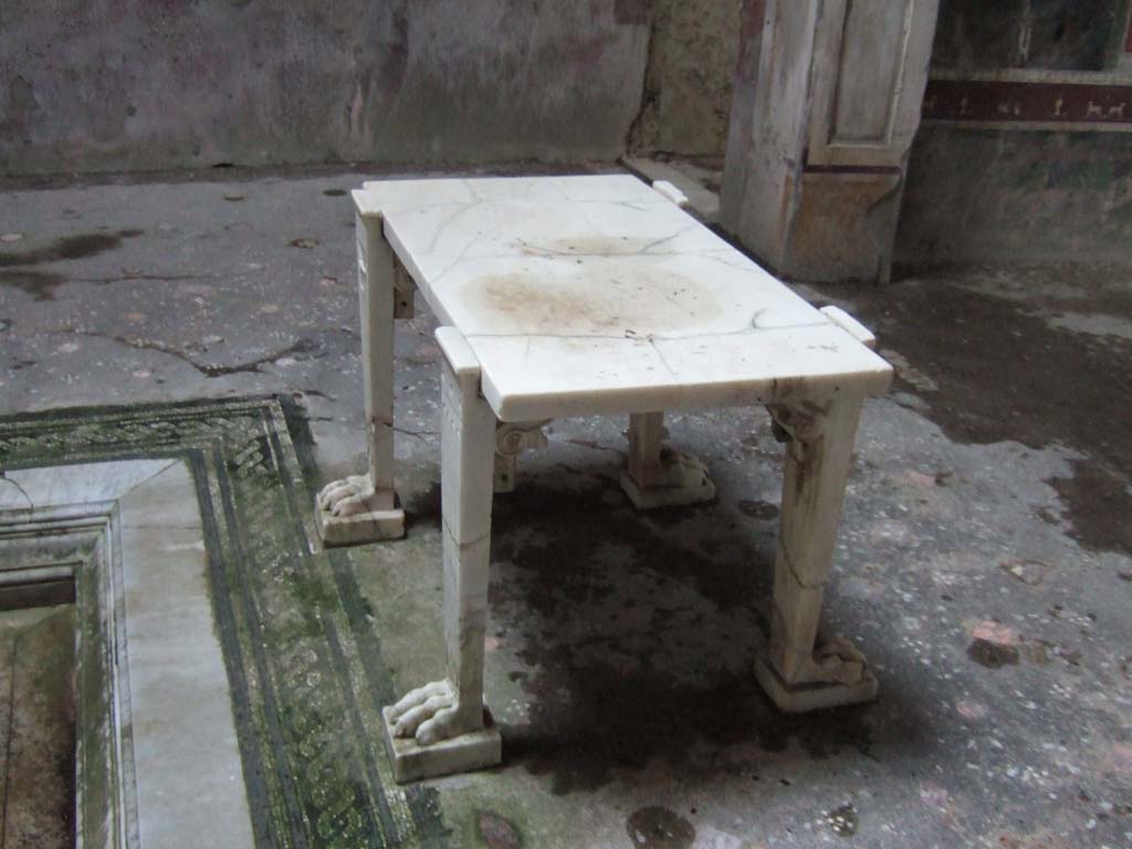 V.4.a Pompeii. December 2005. Marble table in atrium.